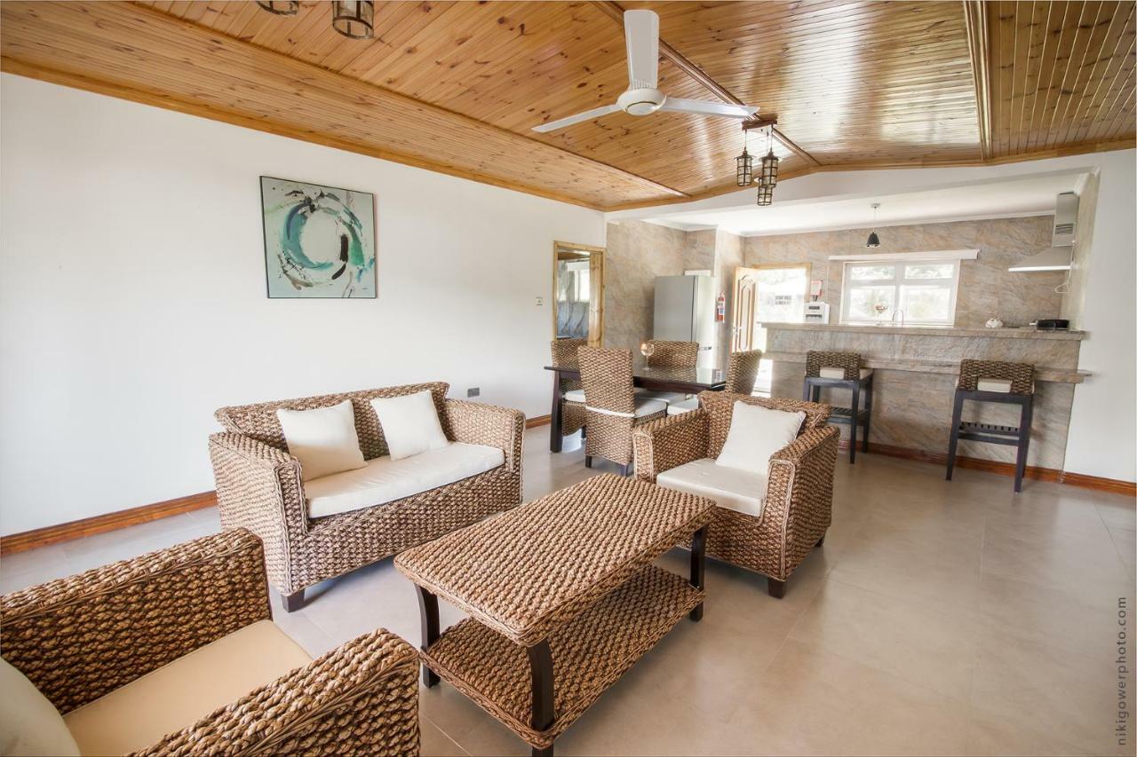 Flora'S Self Catering Apartments Victoria Ngoại thất bức ảnh