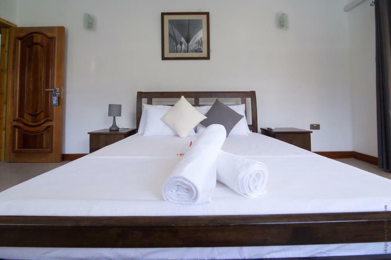Flora'S Self Catering Apartments Victoria Ngoại thất bức ảnh