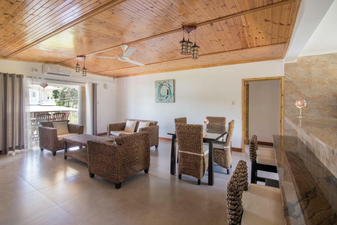 Flora'S Self Catering Apartments Victoria Ngoại thất bức ảnh